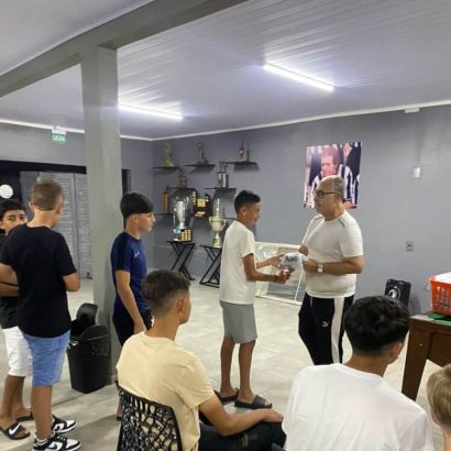 Entrega dos uniformes para as categorias Sub-13 e Sub-15