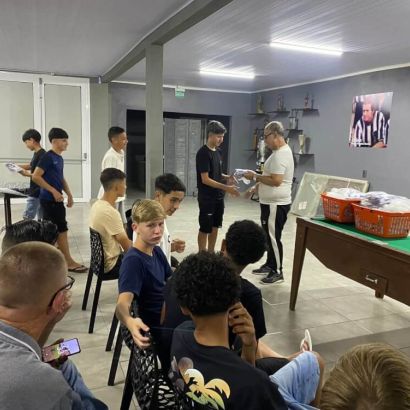 Entrega dos uniformes para as categorias Sub-13 e Sub-15