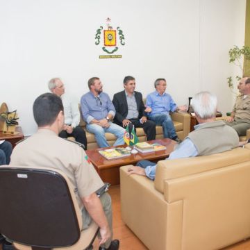 Presidente do Sindilojas participa de reunião em busca  de novos policias militares para Camaquã