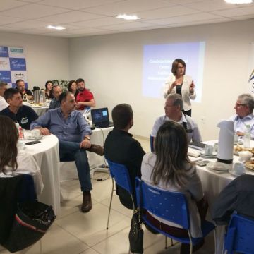 Prefeita de Cristal palestra no Café com Bate Papo do Sindilojas