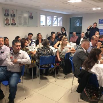 Prefeita de Cristal palestra no Café com Bate Papo do Sindilojas