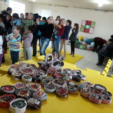 Diretoria do Sindilojas realiza entrega dos agasalhos arrecadados na Campanha do Agasalho 2018. 