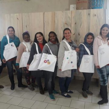 Diretoria do Sindilojas realiza entrega dos agasalhos arrecadados na Campanha do Agasalho 2018. 