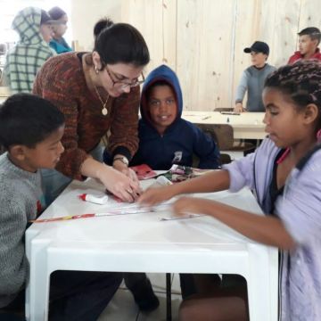 Diretoria do Sindilojas realiza entrega dos agasalhos arrecadados na Campanha do Agasalho 2018. 