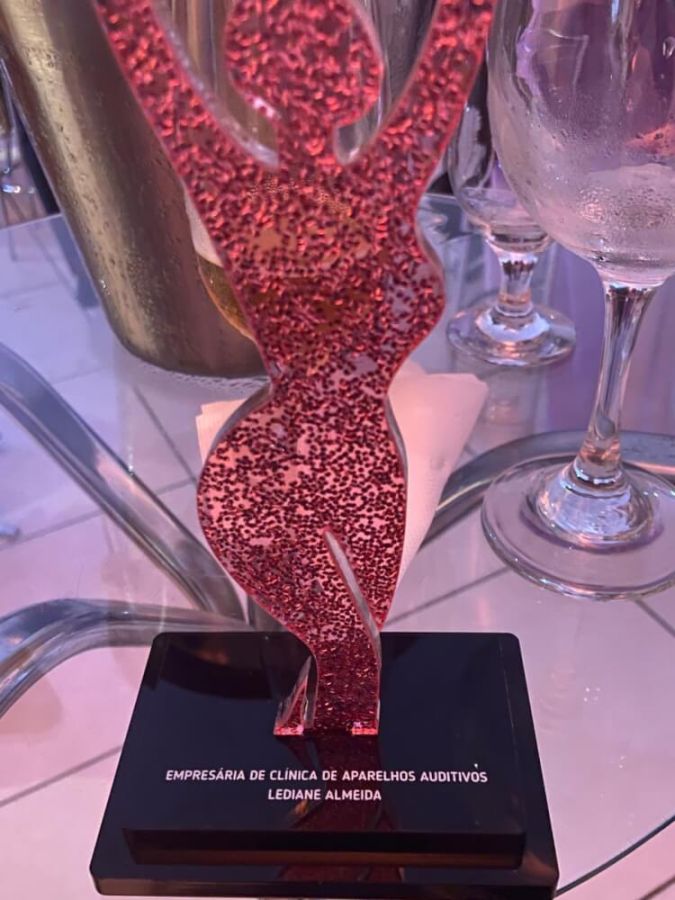 Nossa fundadora e fonoaudióloga Lediane Almeida recebeu o Troféu Elas por Elas 